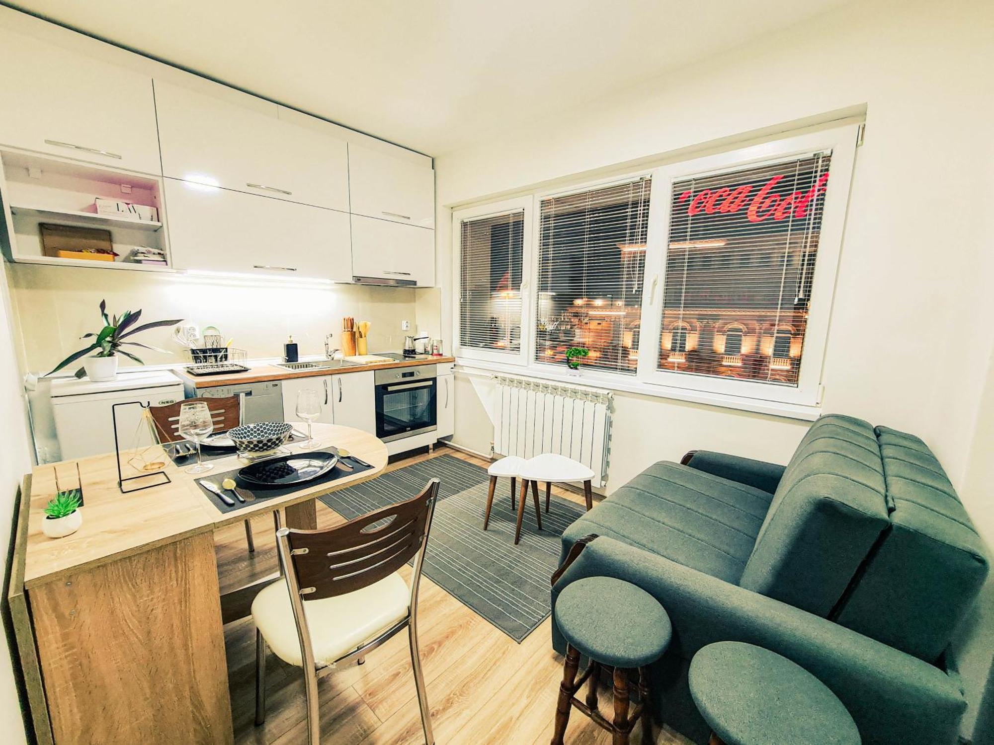 Square Apartment *